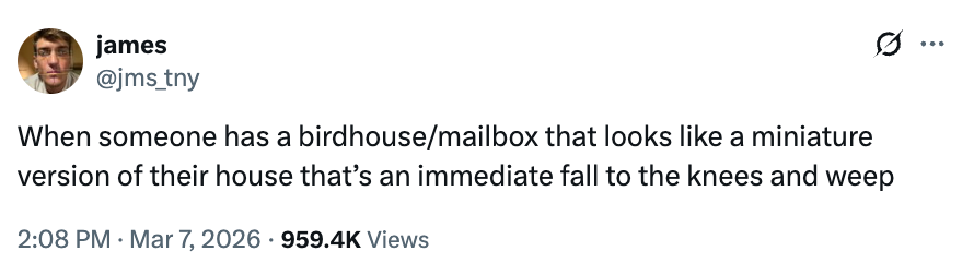 Tweet av brukeren "james" humoristisk sier minihusformede postkasser får dem til å ville falle og gråte