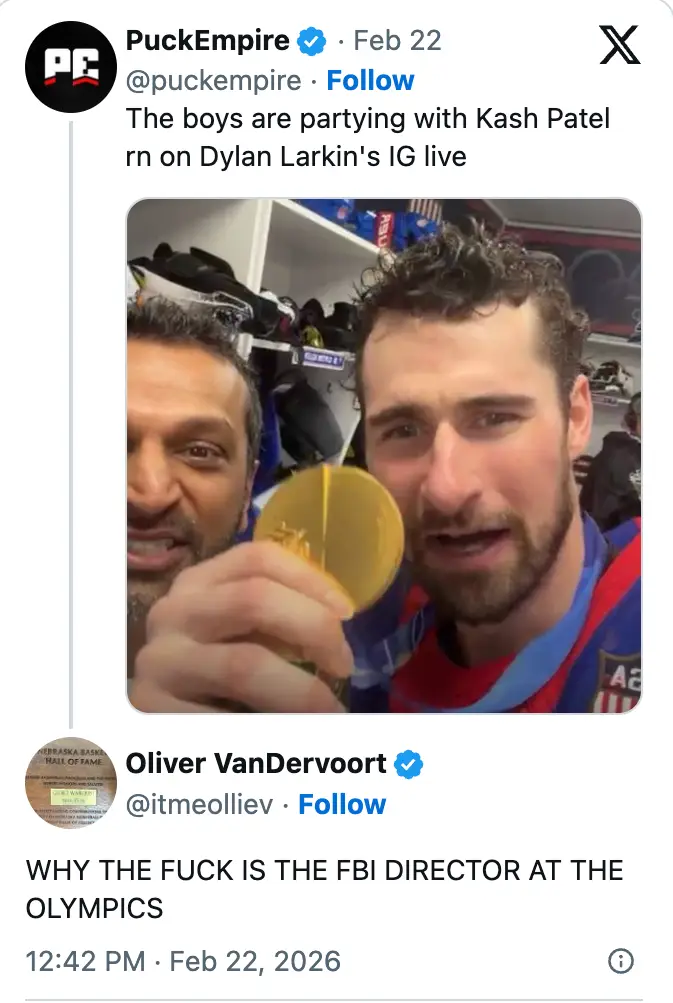 To menn feirer på et bilde på sosiale medier. Innlegget stiller spørsmål ved hvorfor FBI-direktøren er med i OL