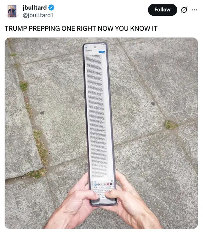 Person som holder en overdrevent lang smarttelefon med en lang tekstmelding som fyller skjermen med tweet som leser 