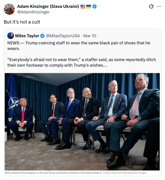 Tweet av Adam Kinzinger som refererer til et innlegg av Miles Taylor. Bildet viser Donald Trump sittende og ansatte stående i formell antrekk