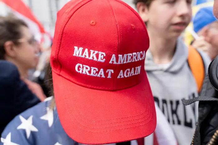 Person som har på seg en caps med 