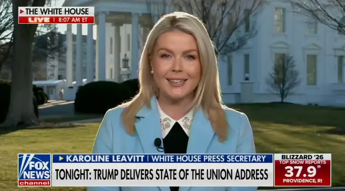 En nyhetsreporter står utenfor Det hvite hus og diskuterer Trumps kommende State of the Union-tale, med tekstbannere som viser navnet hennes og nyhetskanalen