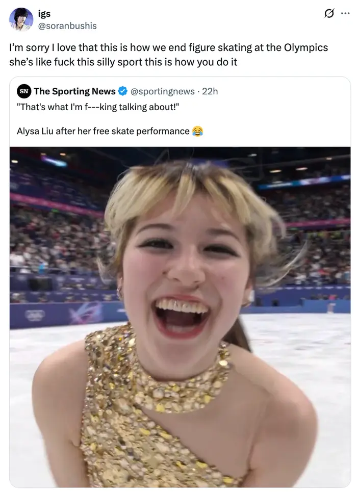 Alysa Liu, ikledd et glitrende antrekk, ler gledelig på isen etter hennes gratis skøyteopptreden i OL