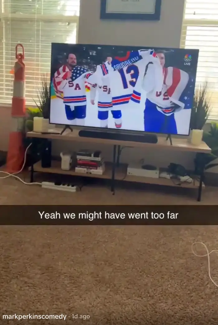 Folk på TV i USA hockeytrøyer, drapert i flagg. Bildeteksten lyder: 