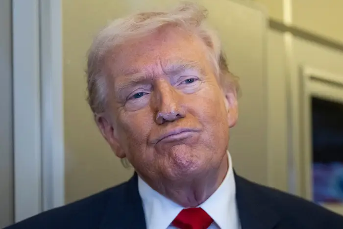 President Donald Trump snakker med medlemmer av media som reiser på Air Force One