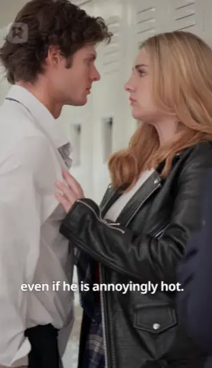 Et par stirrer intenst på hverandre foran skap. Teksten lyder: "selv om han er irriterende varm."