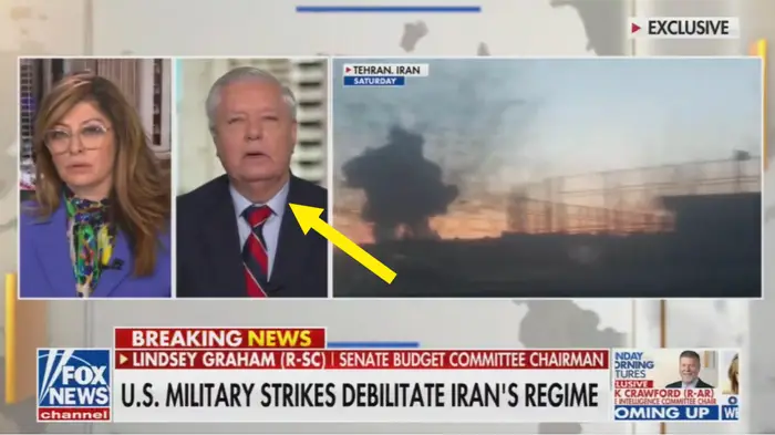 Nyhetssending på delt skjerm: venstre er en mann som snakker, høyre er en røykfylt himmel i Teheran. Overskrift: