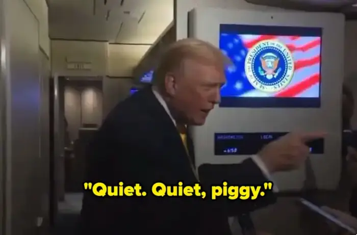 Person som snakker foran en amerikansk presidentseglgrafikk på en skjerm, med teksten: 