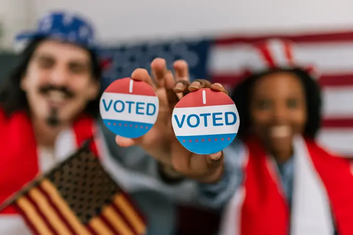 To personer som smiler og holder 