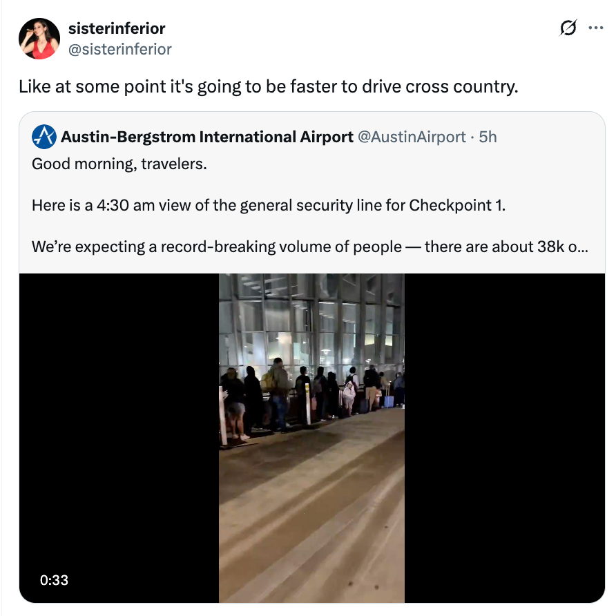 Tweet viser en lang sikkerhetslinje på flyplassen med folk som venter. Austin Airport rapporterer 38 000 forventede reisende, noe som tyder på forsinkelser