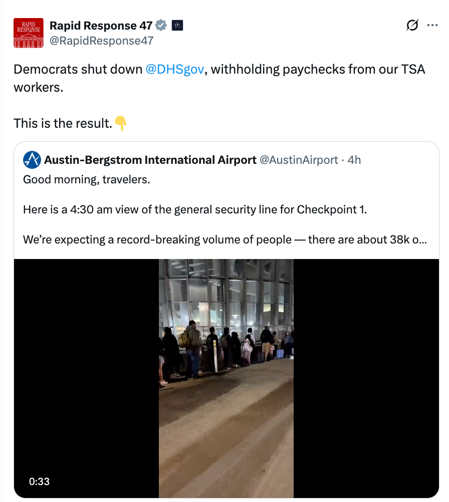 Tweet av Rapid Response 47 kritiserer DHS, hevder TSA-lønnsslipper holdt tilbake. Video viser en lang kø ved Austin-Bergstrom lufthavns sjekkpunkt 1