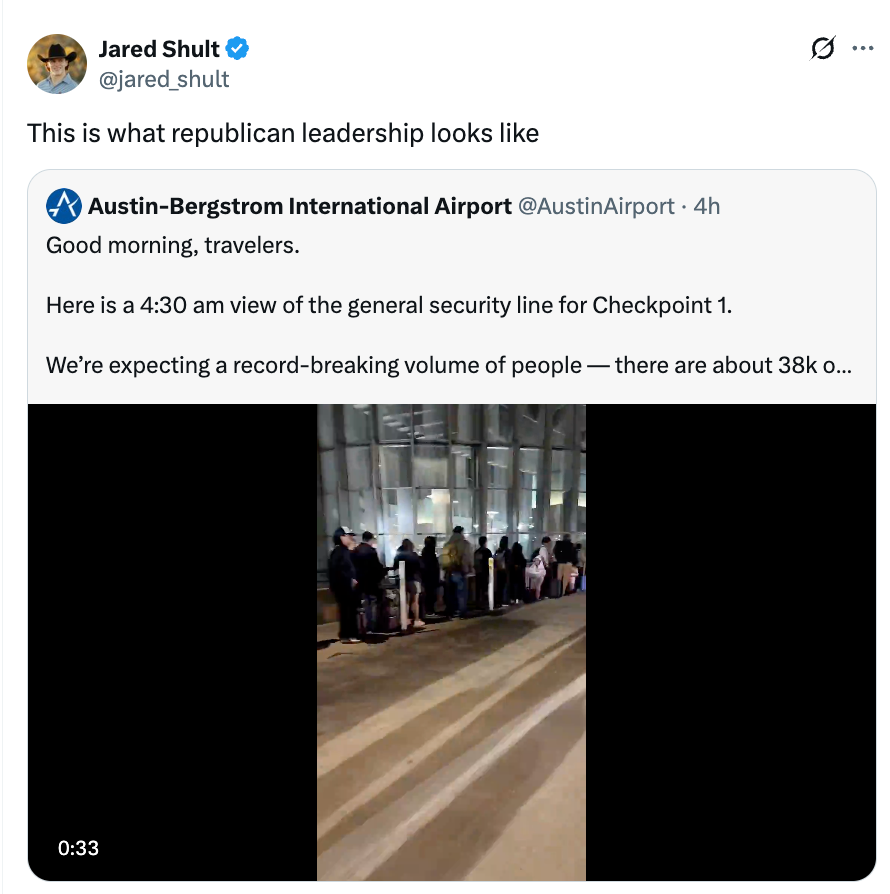 Folk blir sett i en lang kø ved sikkerhetskontrollen på Austin-Bergstrom International Airport, med en tilhørende tweet om høyt antall reisende