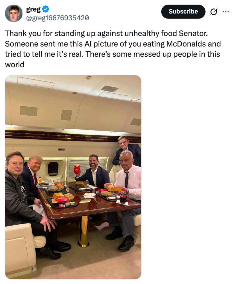 Fire menn sitter i en privat jetkabin, smilende til kameraet, med hurtigmat på bordet. Tweeten kommenterer å stå opp mot usunn mat