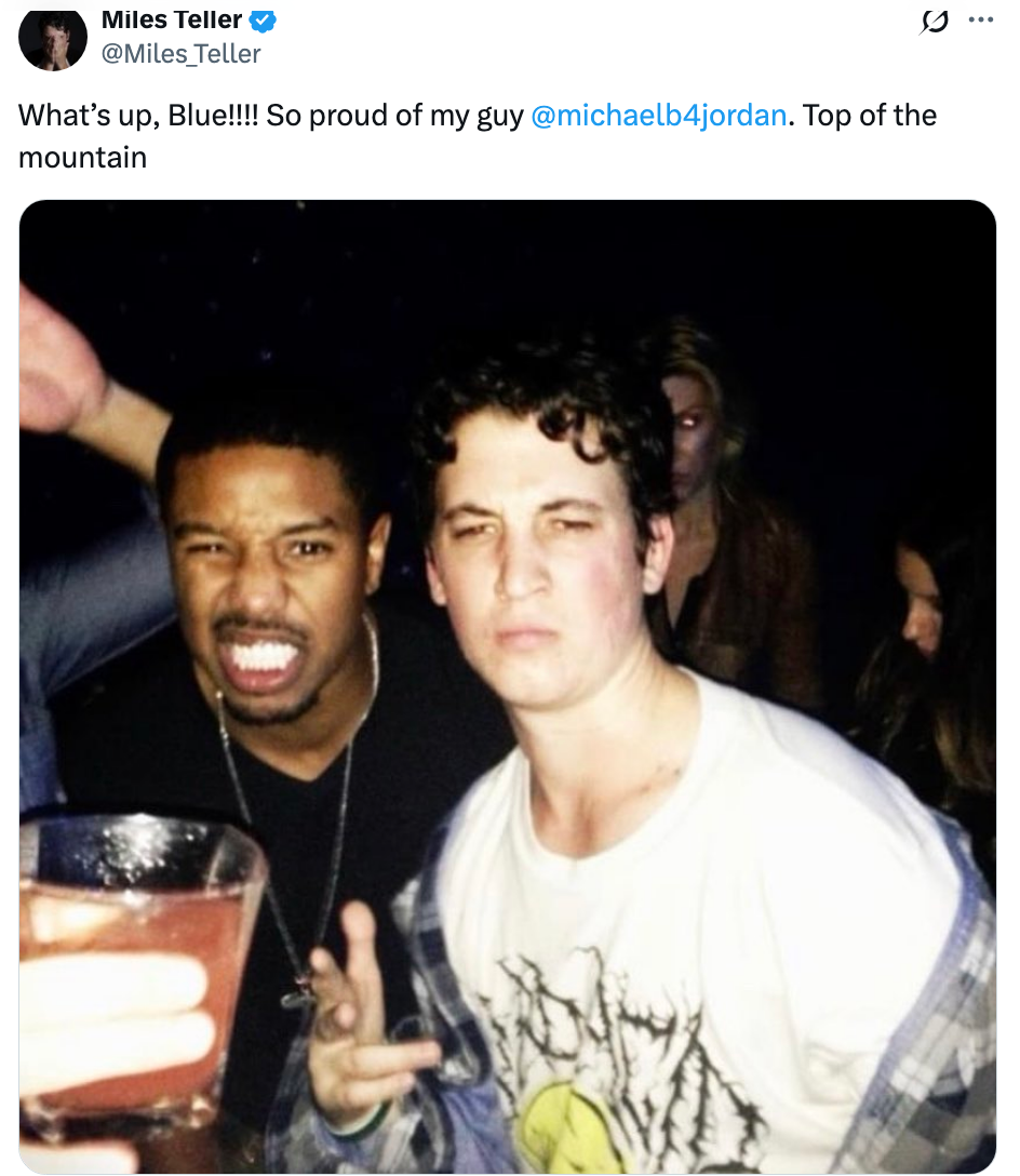 To personer på fest med drinker, den ene har på seg et kjede, den andre i en grafisk t-skjorte og flanellskjorte. Tekst i bildet roser Michael B. Jordan