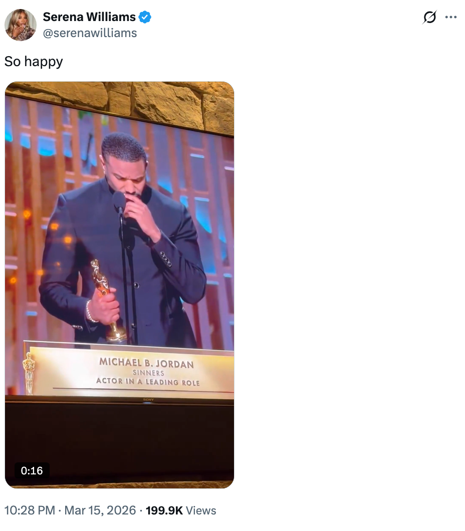 Michael B. Jordan tar imot en pris på scenen, holder en Oscar-statuett og holder en tale