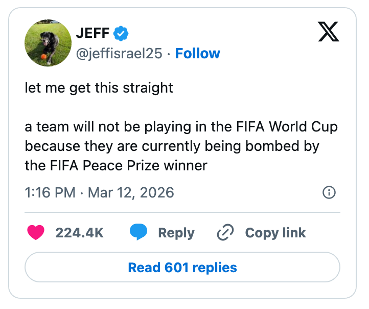 Sosiale medier-innlegg som spør hvorfor et FIFA-VM-lag ikke kan spille på grunn av å bli bombet av en FIFAs fredsprisvinner