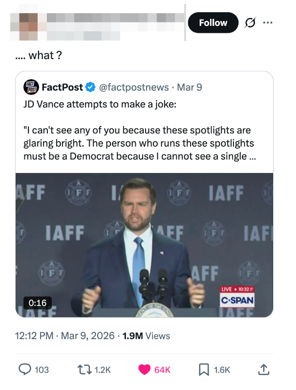 Skjermbilde av en nyhetsartikkel med JD Vance på et podium som spøker om søkelys og politiske partier
