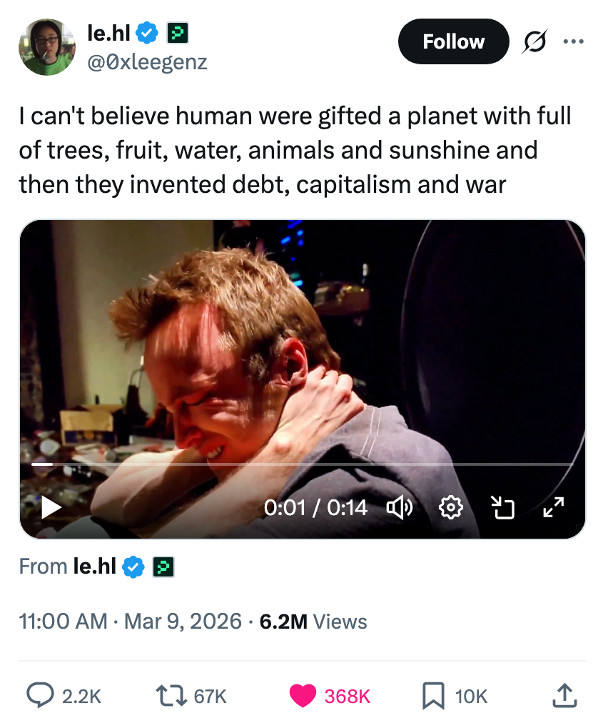 Mann som ler hysterisk i en video-tweet om ironi angående natur, gjeld, kapitalisme og krig