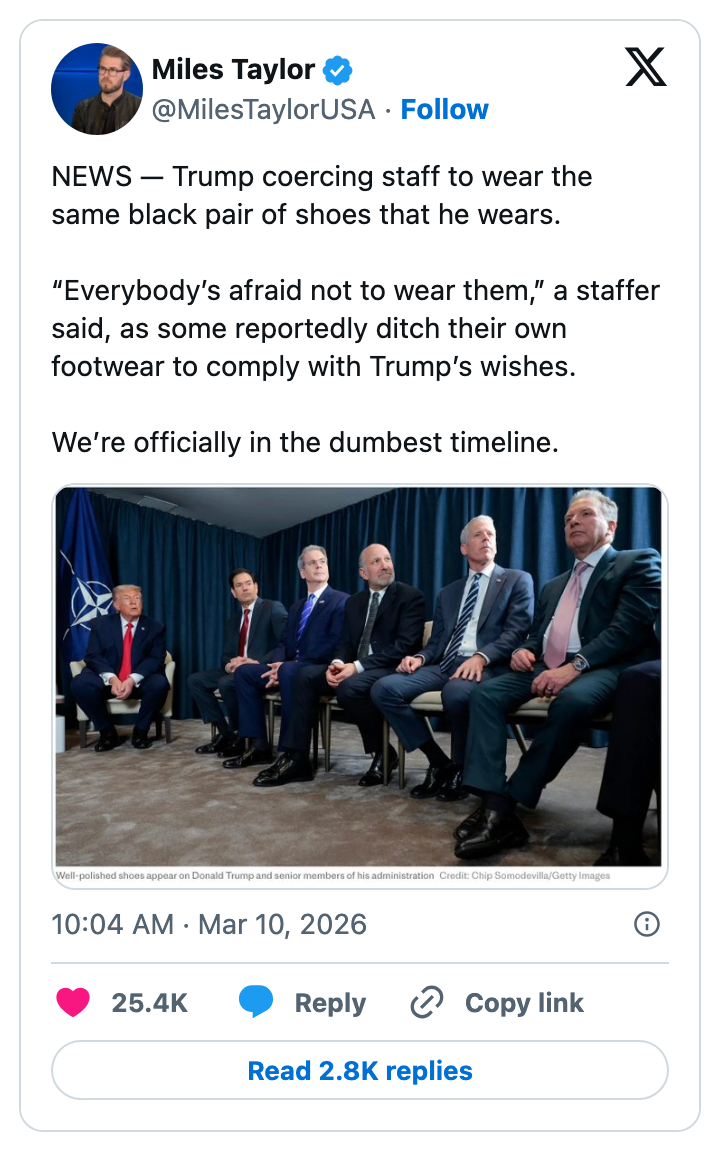 Tweet av Miles Taylor om at Trump skal ha tvunget ansatte til å bruke de samme sorte skoene han gjør, med et bilde av dresskledde menn som sitter på en scene