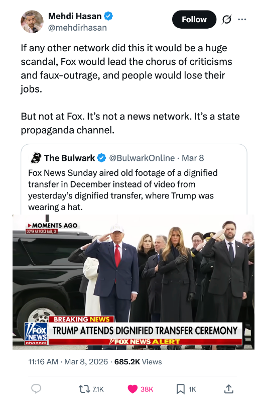 Tweet av Mehdi Hasan som kritiserer Fox News for å ha sendt forskjellige opptak fra andre nettverk ved en verdig overføringsseremoni