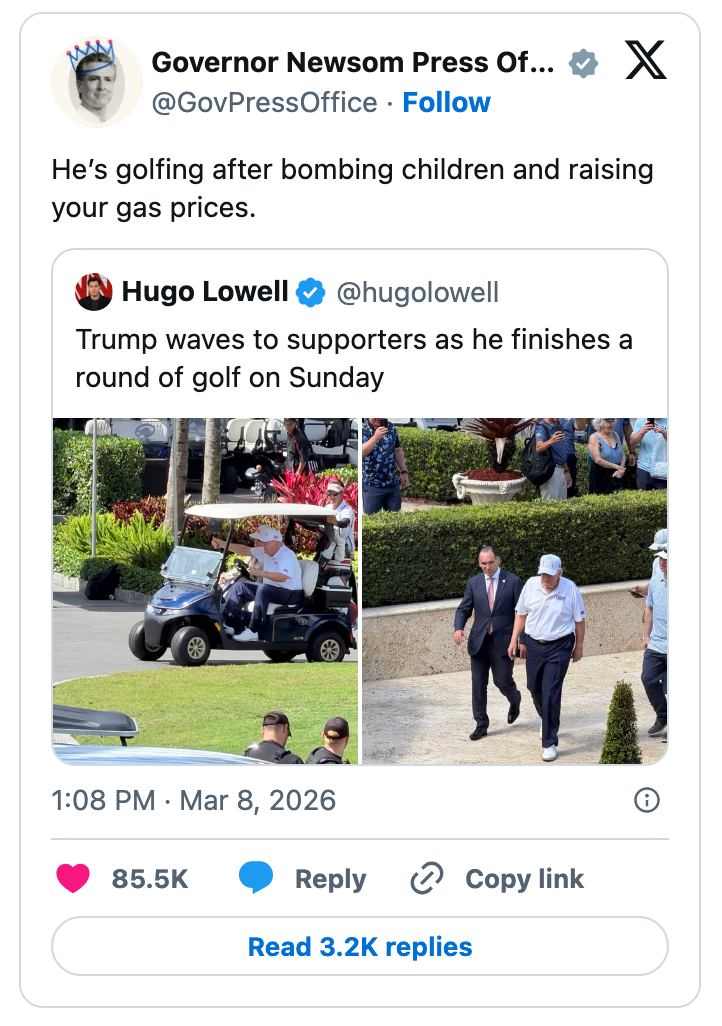 Tweet fra @GovPressOffice kritiserer Trump for golf etter kontroversielle handlinger. En annen tweet viser Trump golfer og hilser tilhengere