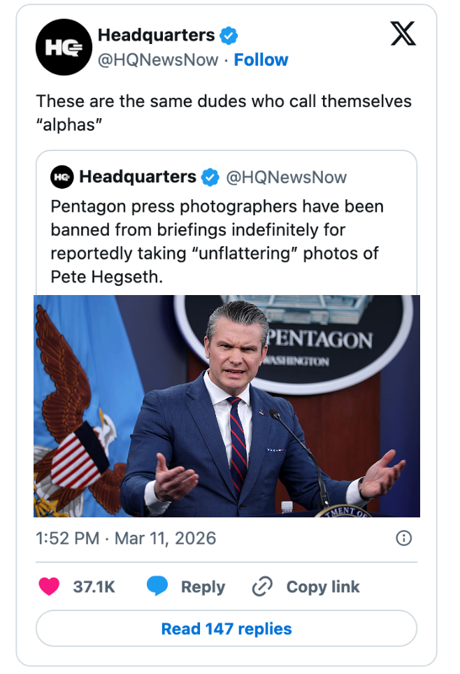 Tweet som viser en mann som snakker på et podium med tekst: Pentagon-fotografer utestengt for å ha tatt «usigrende" bilder av Pete Hegseth