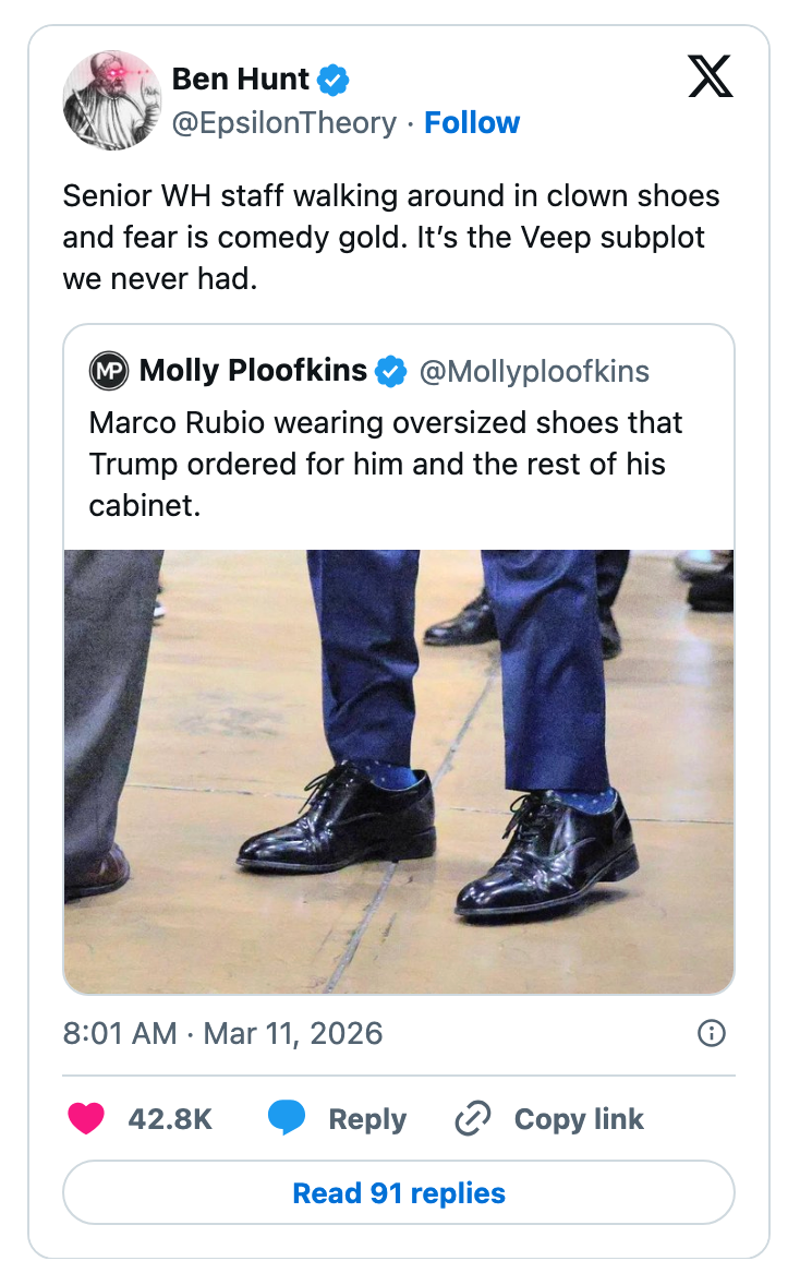 Tweet som viser to personer i overdimensjonerte klovnesko, og refererer til seniormedarbeidere i Det hvite hus med humor