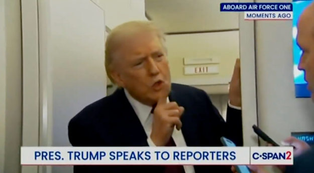 En person som snakker med journalister ombord på Air Force One og gestikulerer med hånden. C-SPAN 2-logo synlig på skjermen