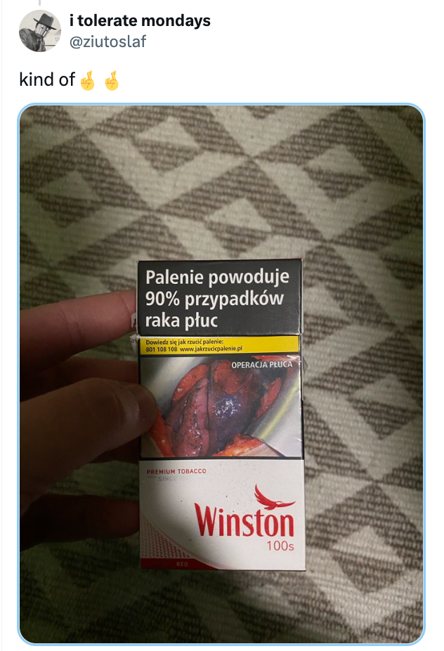 Hånd som holder en sigarettpakke med en polsk advarsel om røyking og lungekreft. Topptekst: 