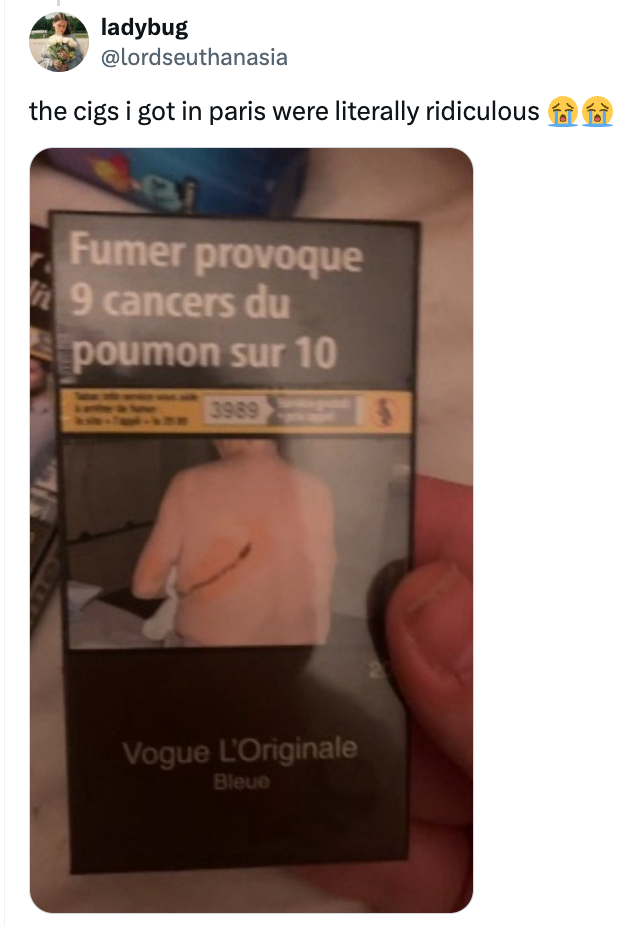 En hånd holder en sigarettpakke med grafisk helseadvarsel om røyking som forårsaker kreft. Tekstoverlegg: "sigarene jeg fikk i paris var bokstavelig talt latterlige."