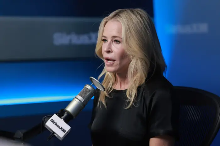 Chelsea Handler med langt blondt hår snakker inn i en mikrofon i et radiostudio