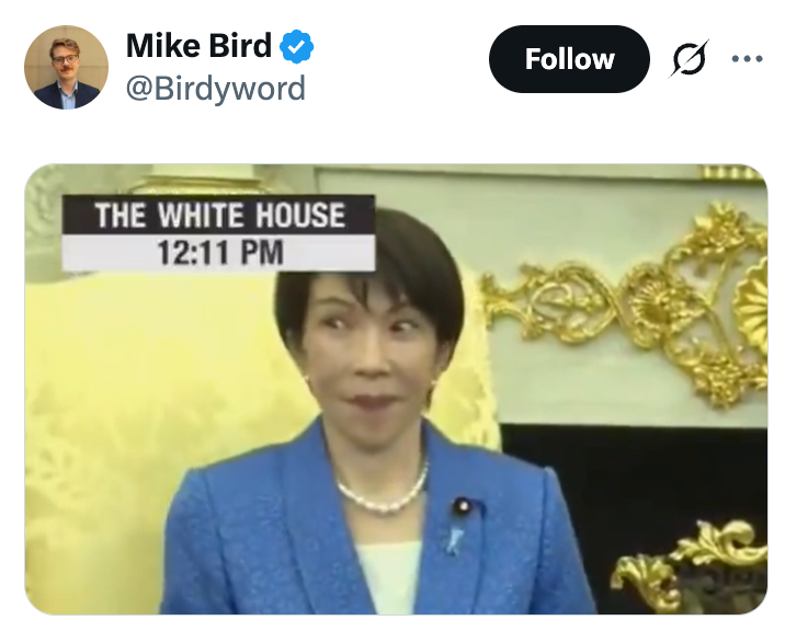 Person i blå drakt reagerer under en begivenhet i Det hvite hus. Tid vist: 12:11