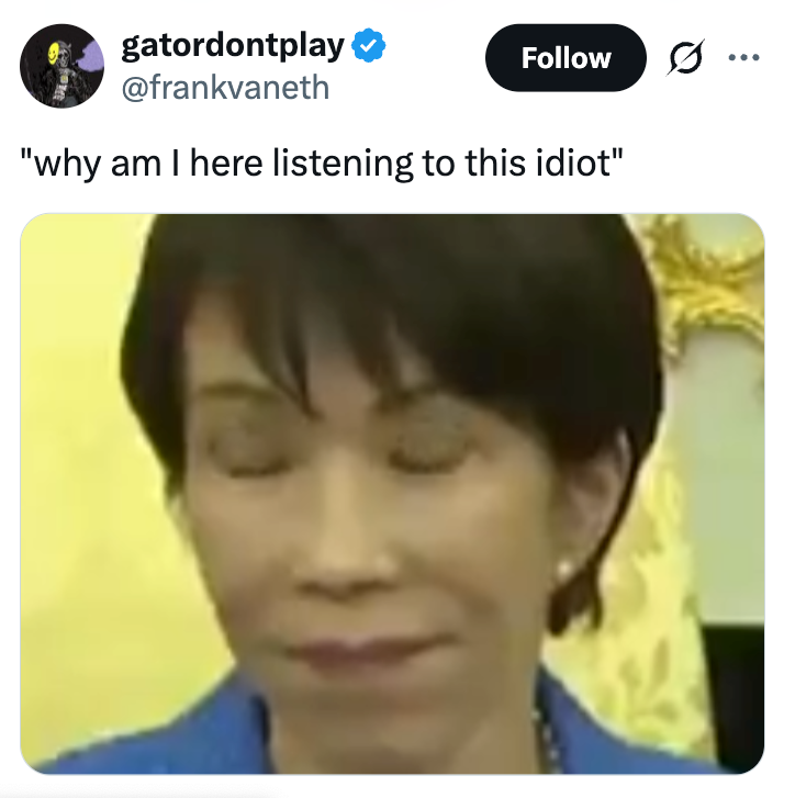 En person med lukkede øyne og et lite smil, overlagt med tekst: "hvorfor lytter jeg her til denne idioten."