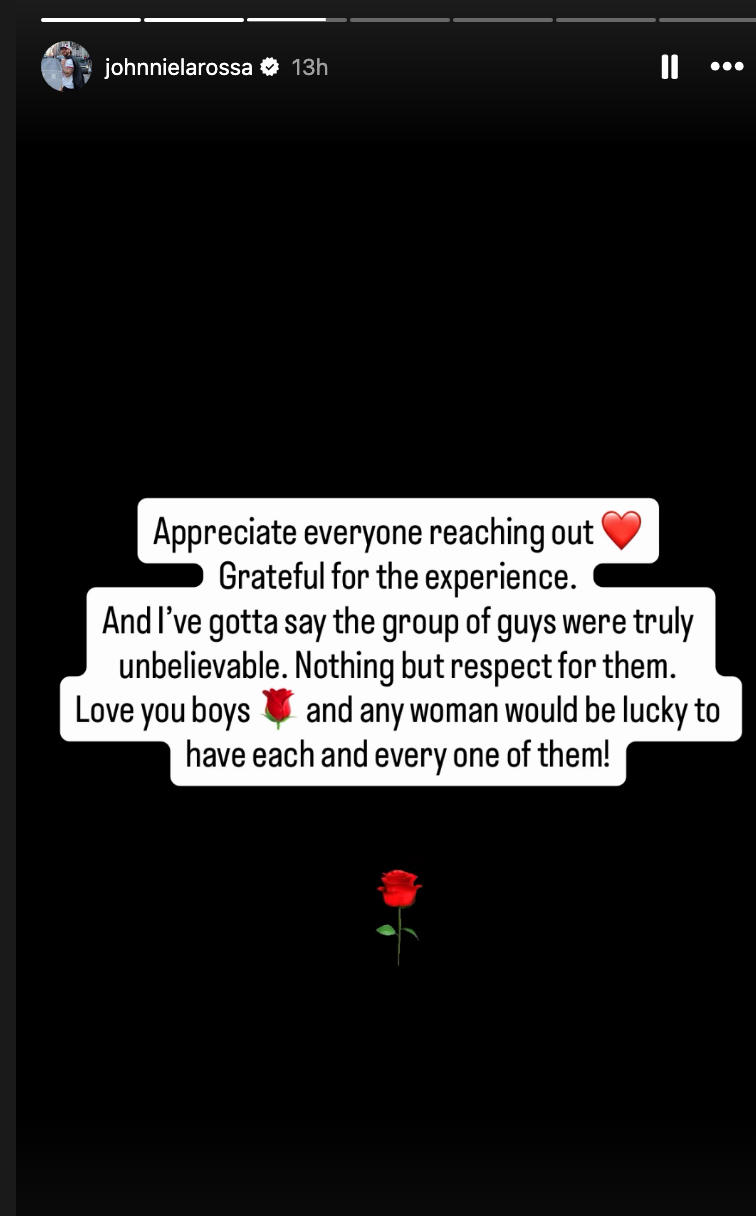 Teksten uttrykker takknemlighet og respekt for en gruppe, uttrykker takknemlighet og flaks for å kjenne dem, fremhevet utenat og rose-emojier