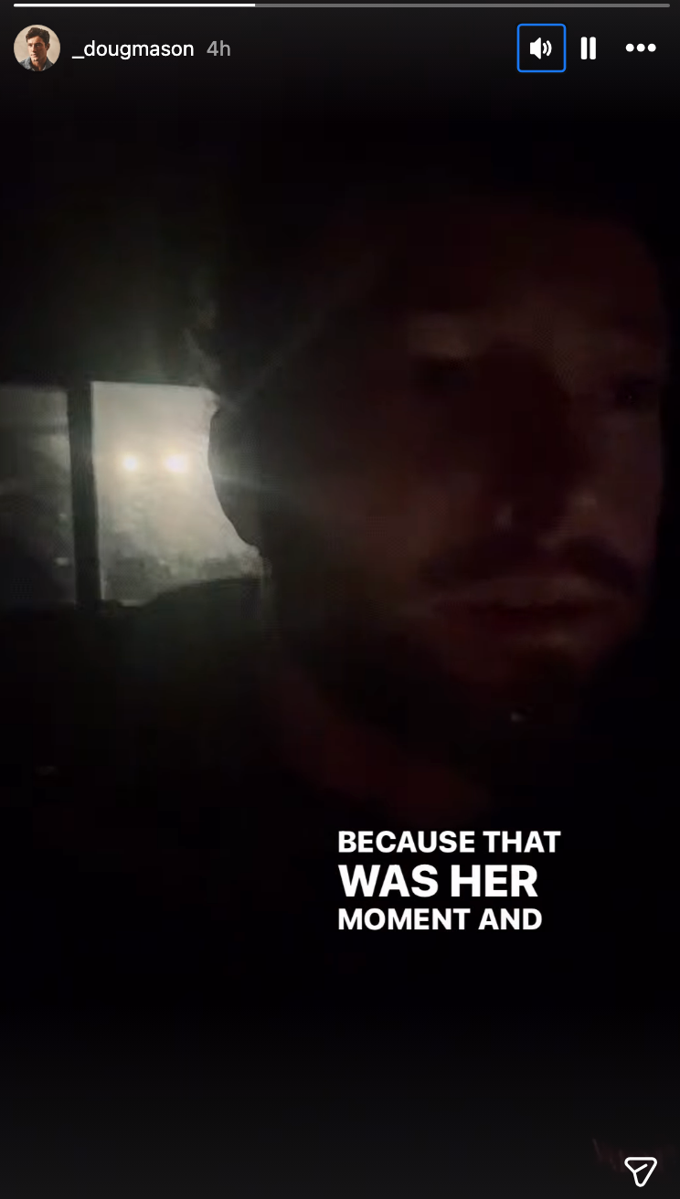 En mann i en svakt opplyst setting med teksten, "Fordi det var hennes øyeblikk og."