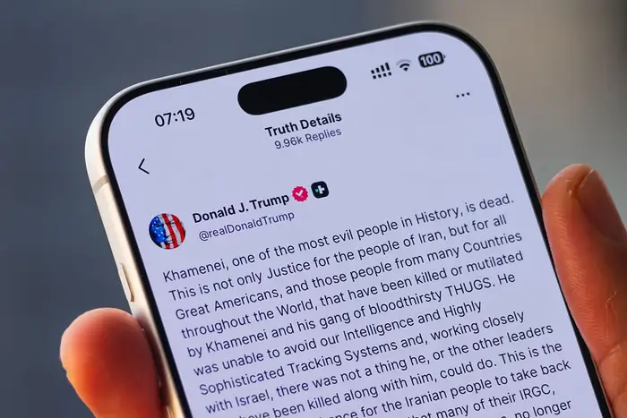 En smarttelefonskjerm viser et innlegg fra Donald J. Trump som diskuterer Khamenei og blodtørstige kjeltringer, og refererer til rettferdighets- og sikkerhetsspørsmål