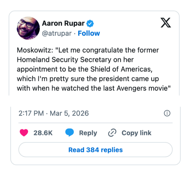 Tweet av Aaron Rupar som siterer Moskowitz som på humoristisk vis gratulerer den tidligere hjemmesikkerhetssekretæren med en ny utnevnelse