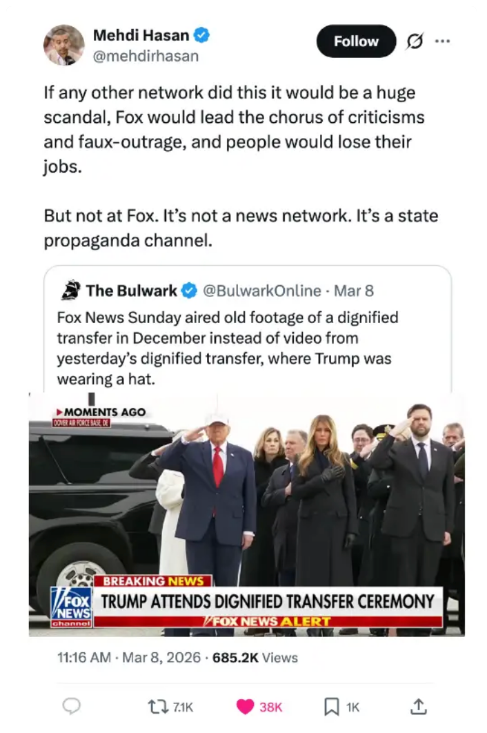 Tweet av Mehdi Hasan som kritiserer Fox News, og antyder at det er propaganda. Inkluderer et skjermbilde av et Fox News-segment om en verdig overføringsseremoni