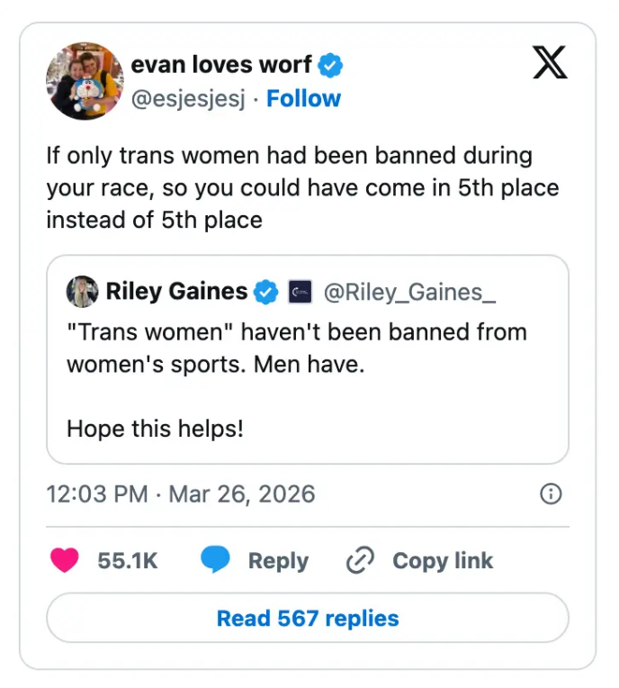 Utveksling av sosiale medier om transkvinner i sport, diskuterer forbud og plassering i et løp, med sarkastisk respons på en tidligere kommentar