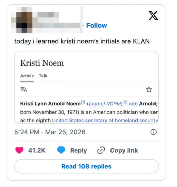 Tweet fremhever en Wikipedia-oppføring som viser Kristi Noems initialer, humoristisk notert som KLAN