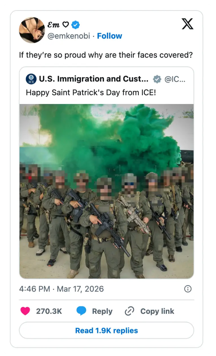 Sosiale medier-innlegg som avhører et bilde av amerikanske immigrasjons- og tollmyndigheter som viser væpnede agenter med uskarpe ansikter og grønn røyk