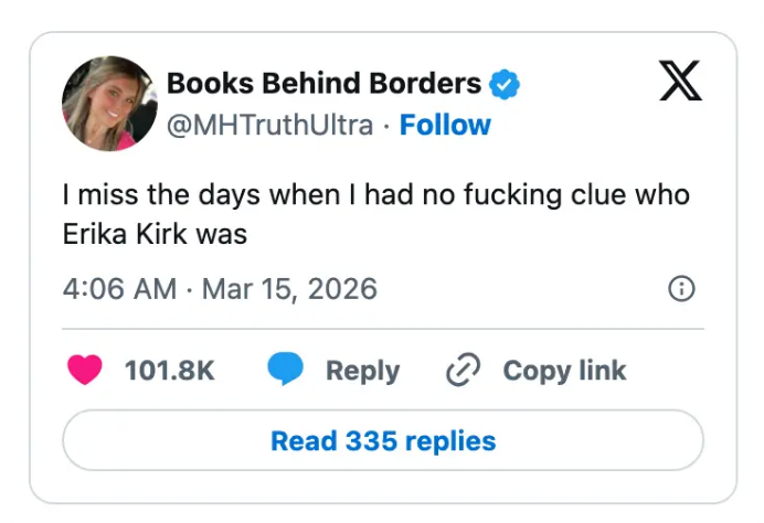 Tweet fra Books Behind Borders, og uttrykker ønsket om å ikke vite hvem Erika Kirk er
