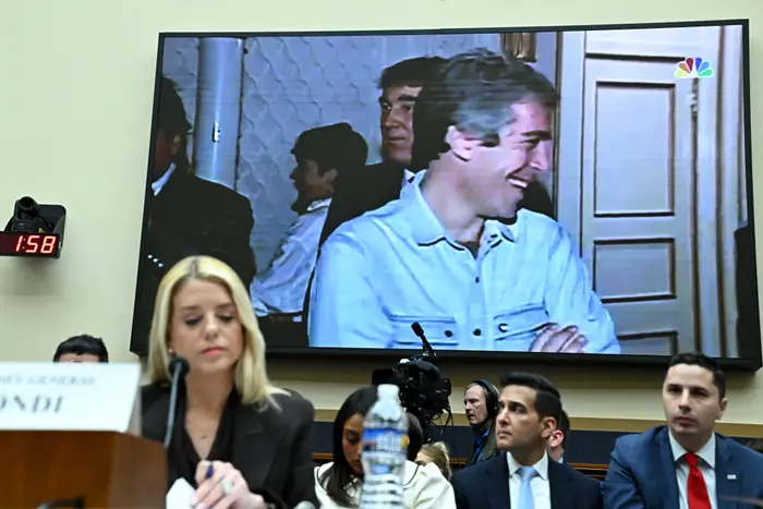 Pam Bondi vitner mens video av Jeffrey Epstein spiller bak henne