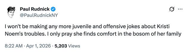 Tweet av Paul Rudnick, som uttrykker intensjon om å slutte å lage støtende vitser om Kristi Noem, i håp om at hun finner trøst med familien sin