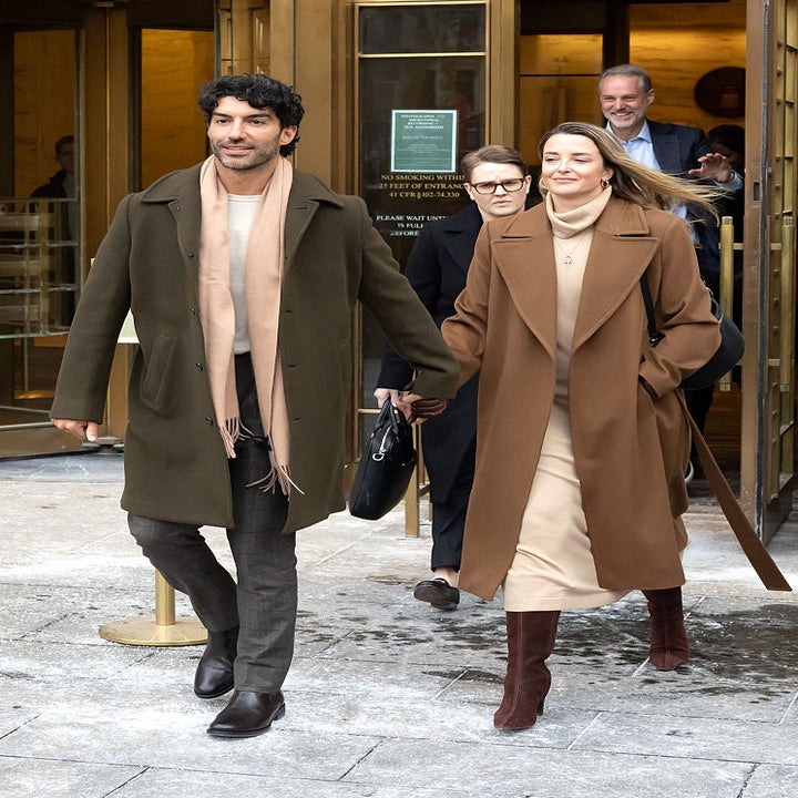 Et par i stilige frakker går ut av en bygning, holder hender og smiler. Mannen har på seg et skjerf og kvinnen en lang kjole med støvler med hæl