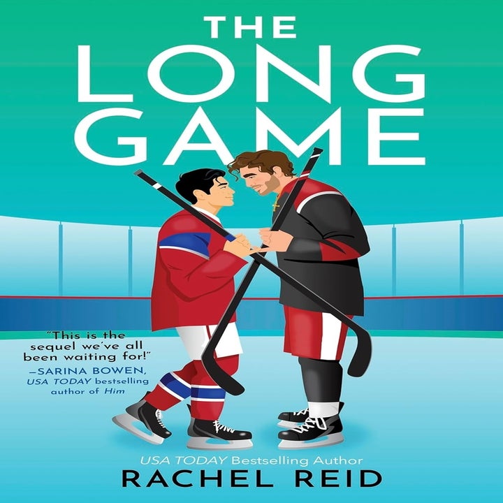 To hockeyspillere står overfor hverandre og holder hockeykøller på et bokomslag med tittelen "The Long Game" av Rachel Reid
