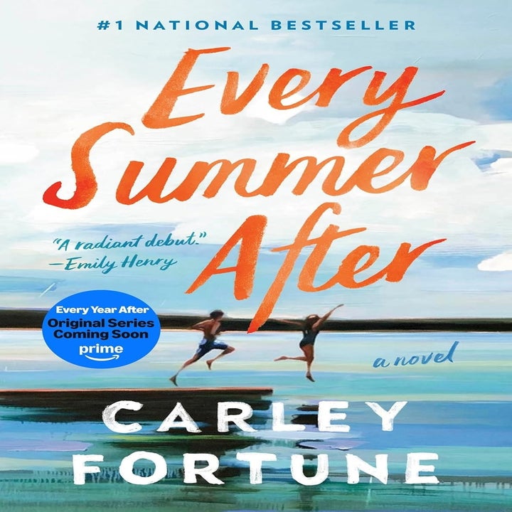 Bokomslag for "Every Summer After" av Carley Fortune, med to personer som løper nær vann, og notat om en kommende TV-serietilpasning