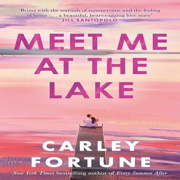 Cover av "Meet Me at the Lake" av Carley Fortune, som viser et par som sitter ved enden av en brygge, med tekst som berømmer boken