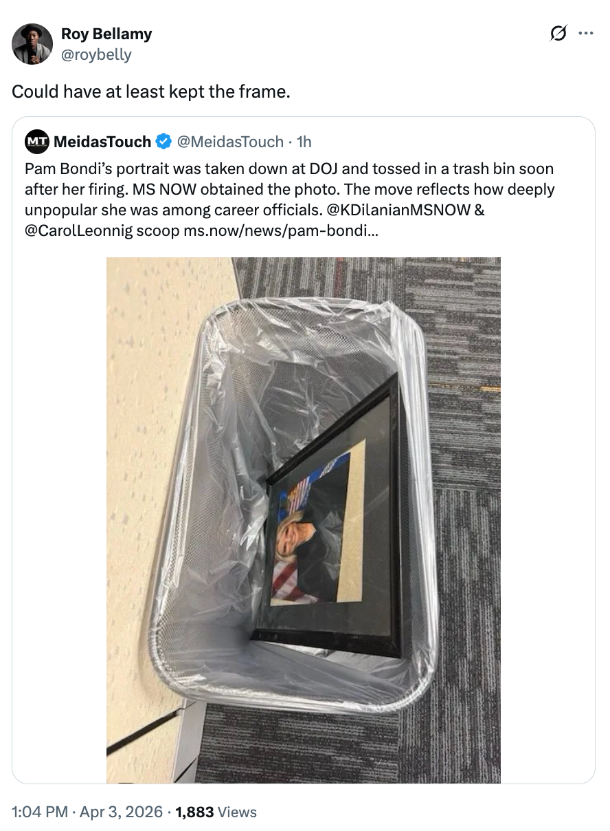 Et innrammet portrett i en søppelbøtte, ledsaget av en tweet som noterte at det ble tatt ned ved DOJ etter Pam Bondis avfyring