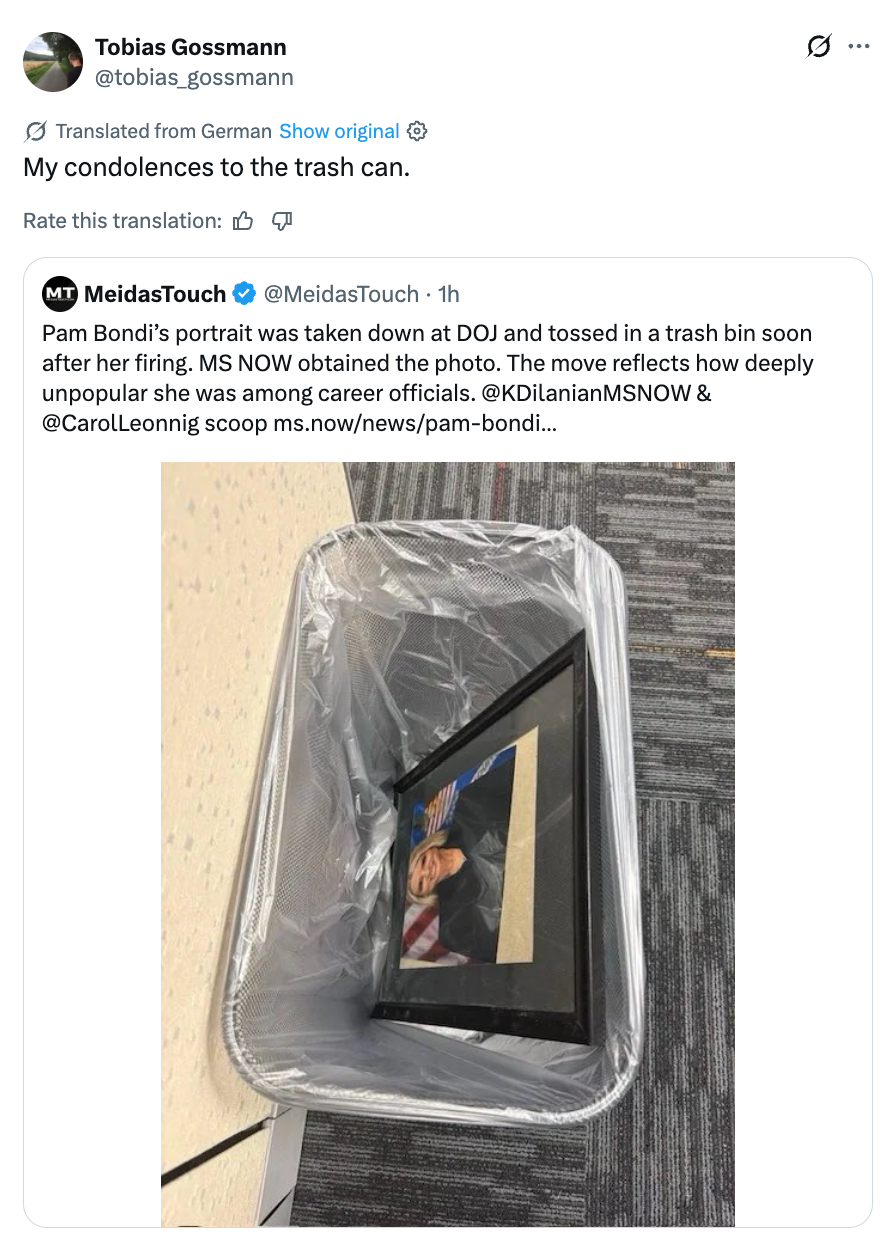Et innrammet portrett av Pam Bondi ligger i en søppelbøtte, og symboliserer hennes upopularitet blant tidligere kolleger etter hennes sparking